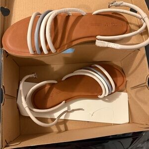 TOMS Women's White and Tan Sandals